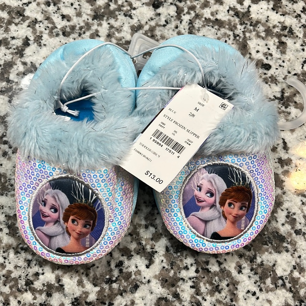 Size M7/8 toddlers frozen slippers never wore